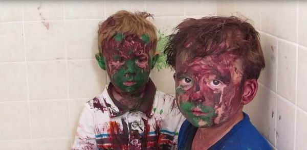 看了这些照片，做爹妈的人都怀疑：是在我家里拍的吧