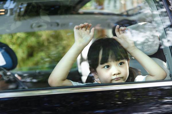 11岁男孩被卡车窗窒息身亡，如何避免挥鞭样损伤和车内悲剧