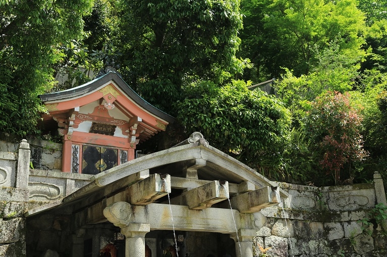 清水寺（Kiyomizu Temple）内有一瀑布，名音羽瀑布，流水清洌，终年不绝，其清泉分为三个部分，据说每个部 ...