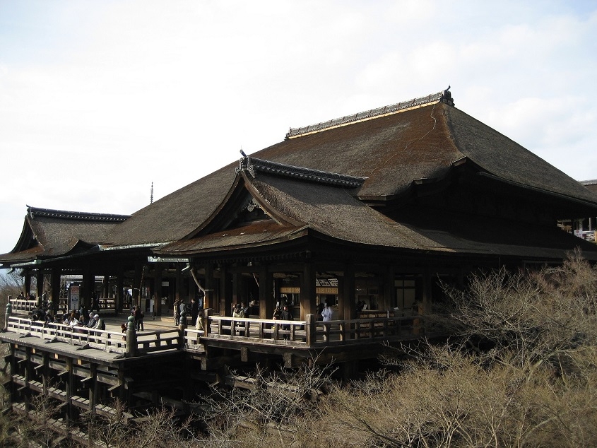 现存的大部分建筑始建于公元1633年，被定为国宝的主堂是由139根立柱支撑的，宛如硕大的舞台，又称“清水舞 ...