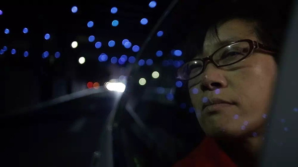 《摇摇晃晃的人间》：作为IP的余秀华