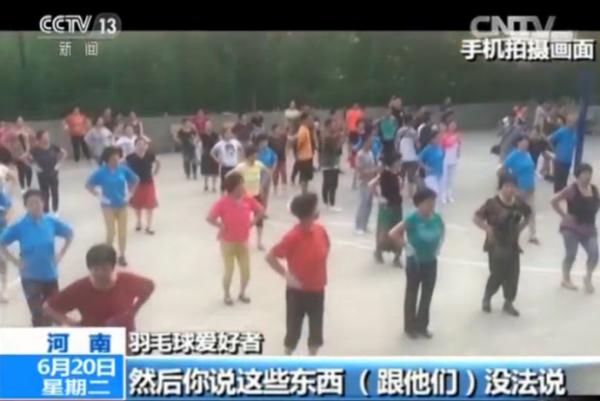 洛阳广场舞老人因篮球场暂时关闭，强行占领附近羽毛球场