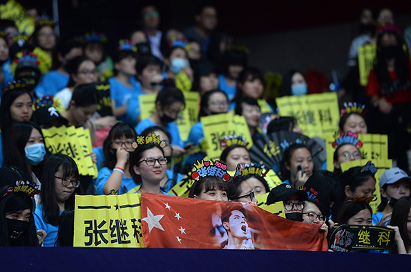 张继科因伤退赛引粉丝流泪退场，国乒适度网红化在所难免