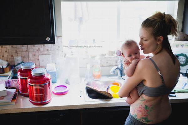 产后抑郁妈妈用照片发声：朋友圈晒幸福不如直面内心的脆弱