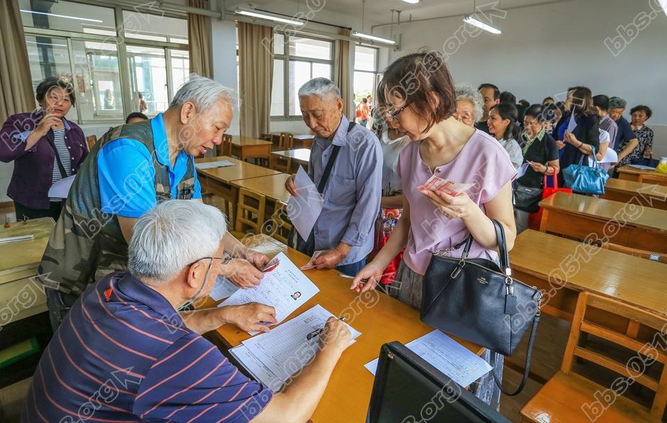 幸福需要正能量   南通市老年大学招生火爆 (3).jpg