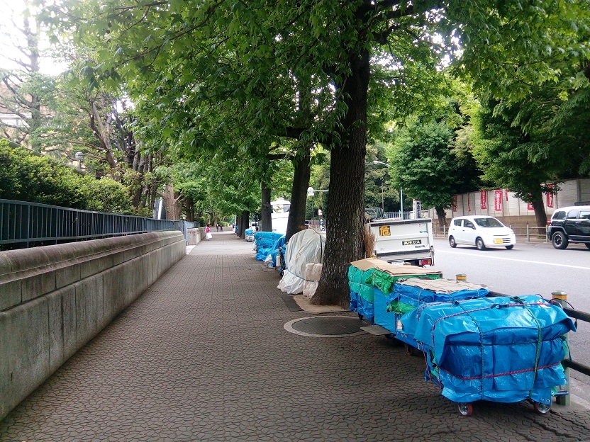 这些打包整齐的蓝色物体是流浪汉夜晚的家