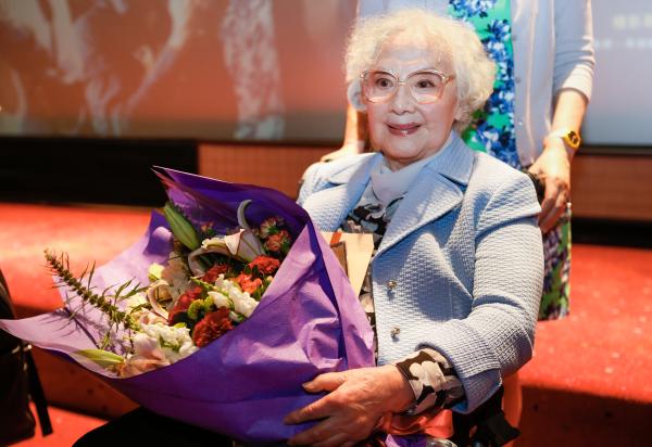 提起王丹凤，也许你就会哼起那首歌：小燕子，穿花衣