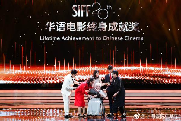 提起王丹凤，也许你就会哼起那首歌：小燕子，穿花衣