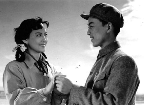 提起王丹凤，也许你就会哼起那首歌：小燕子，穿花衣