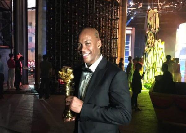 马布里获上海电影节新人奖：中国太爱我所以惯着我？