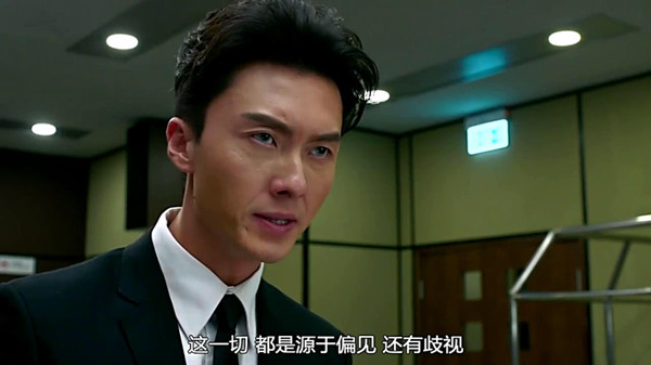 港产夜魔侠，不用暴力，只动嘴巴