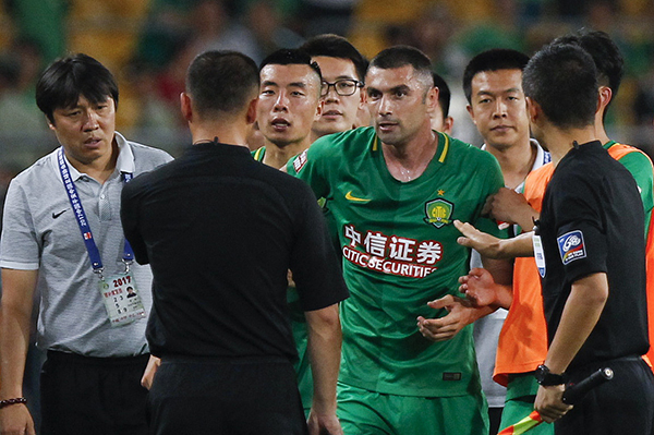 国安苏宁赛后再现冲突，这次打人的外援要被停赛几场