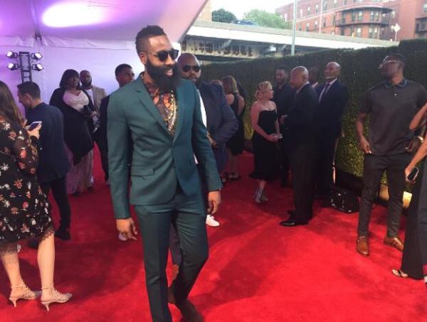 威少斩获本赛季常规赛MVP！这次“神龟”在台上动情哭泣