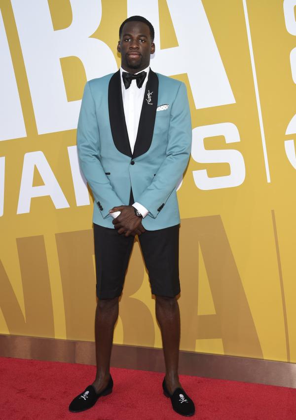 威少斩获本赛季常规赛MVP！这次“神龟”在台上动情哭泣