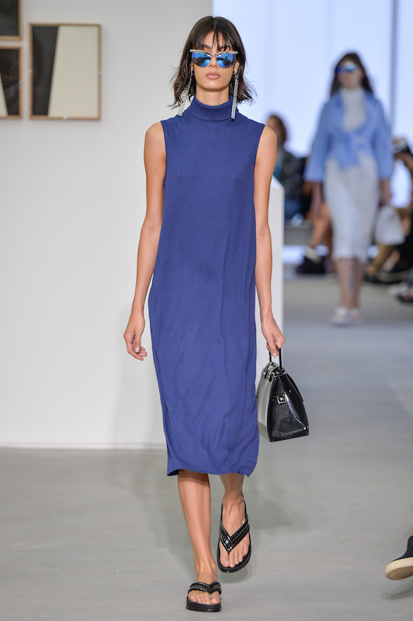 梅雨季节没带伞，把包顶在头上还是抱在怀里是个问题