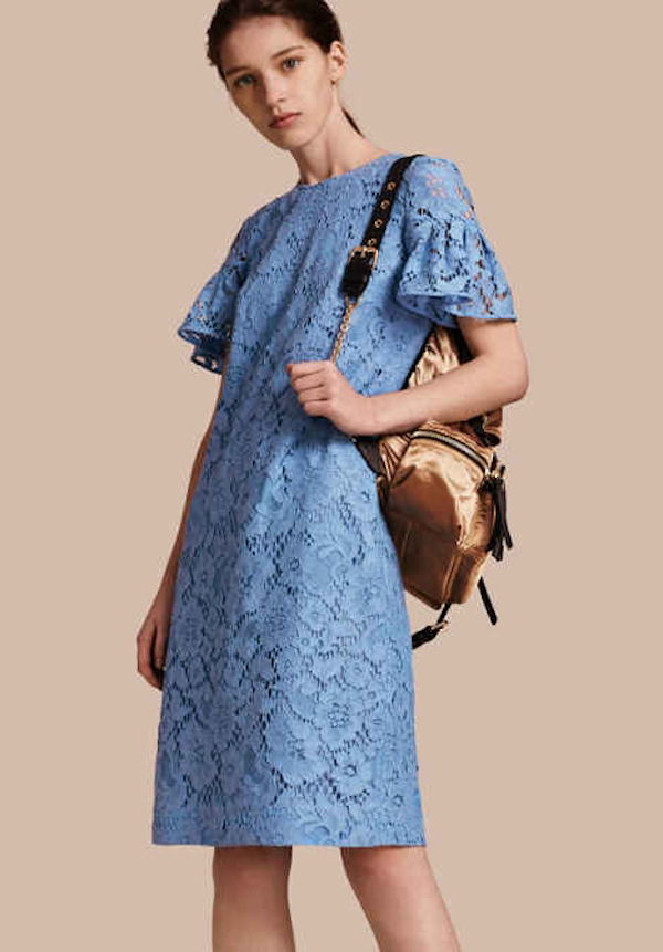 梅雨季节没带伞，把包顶在头上还是抱在怀里是个问题