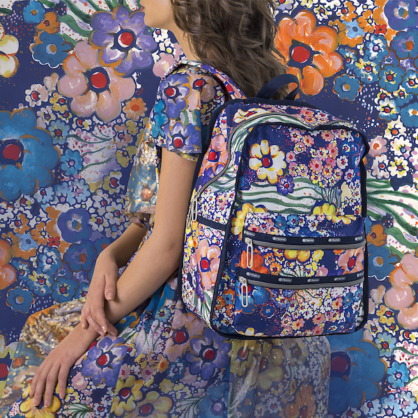 梅雨季节没带伞，把包顶在头上还是抱在怀里是个问题