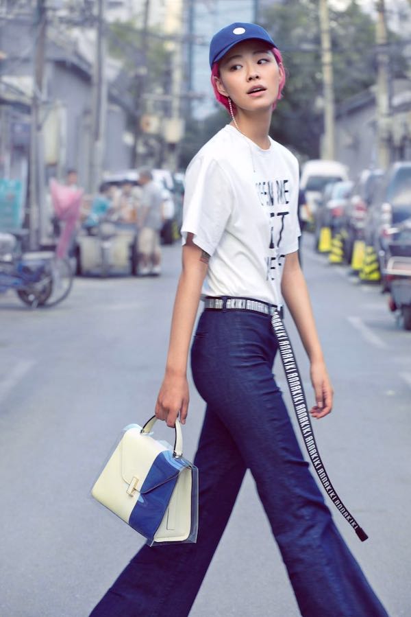 梅雨季节没带伞，把包顶在头上还是抱在怀里是个问题