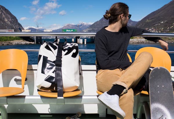 梅雨季节没带伞，把包顶在头上还是抱在怀里是个问题