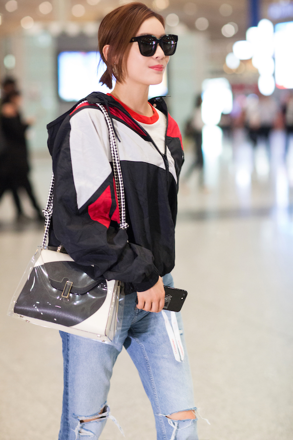 梅雨季节没带伞，把包顶在头上还是抱在怀里是个问题