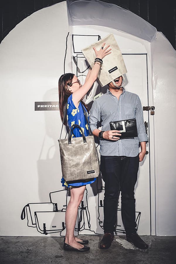 梅雨季节没带伞，把包顶在头上还是抱在怀里是个问题