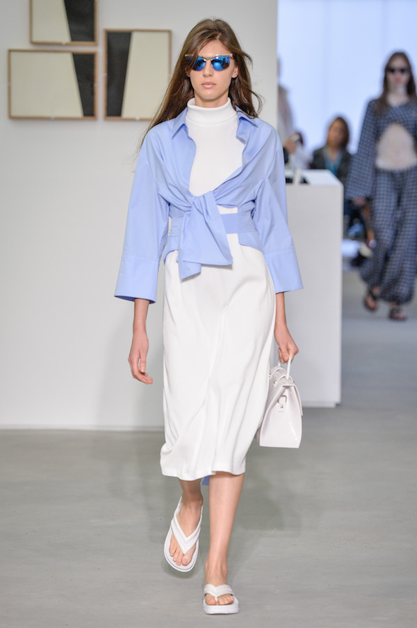 梅雨季节没带伞，把包顶在头上还是抱在怀里是个问题