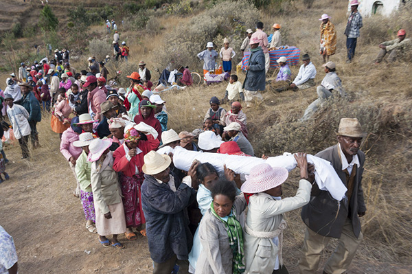 片刻的哭泣过后是欢舞与微笑，在马达加斯加与尸共舞
