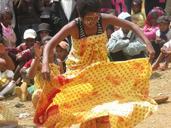 片刻的哭泣过后是欢舞与微笑，在马达加斯加与尸共舞