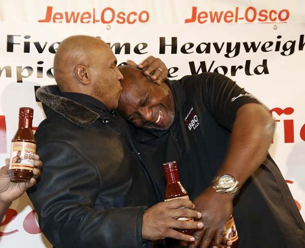 泰森“咬耳朵”迎来20周年，两位老拳王却早已一笑泯恩仇