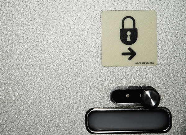 加拿大航空拒绝经济舱小乘客上商务舱卫生间，尿湿座位谁负责