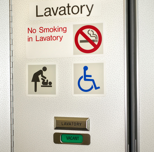 加拿大航空拒绝经济舱小乘客上商务舱卫生间，尿湿座位谁负责