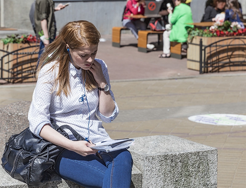 俄罗斯街头爱学习的时尚女郎