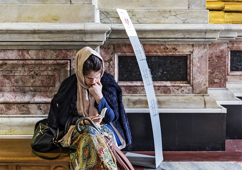 教堂里爱看书的女人