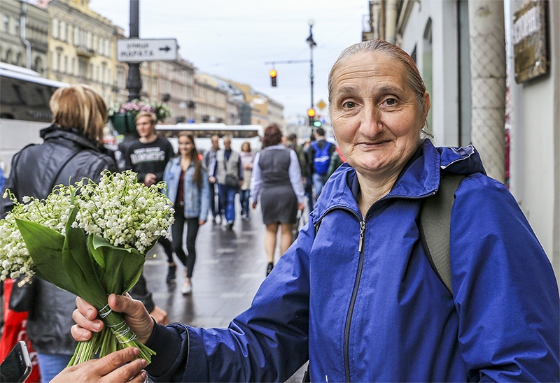 圣彼得堡街头卖花老人