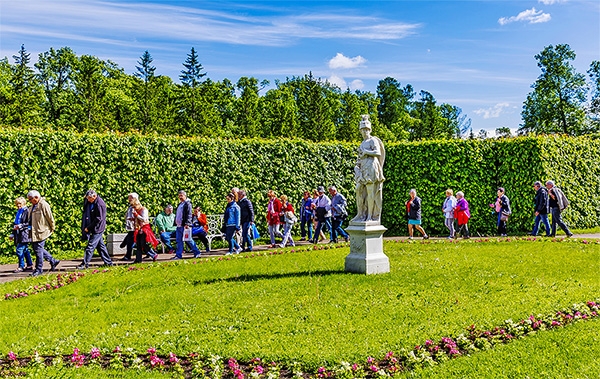 游人去叶卡捷琳娜宫参观