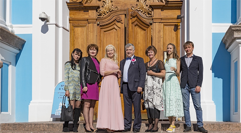 一对夫妇在教堂举行结婚周年纪念日仪式