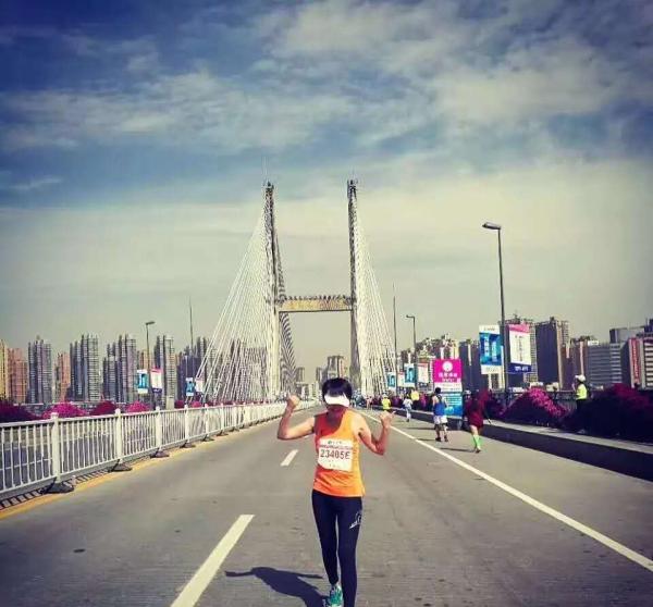 不训练就跑马拉松是种什么体验，这个妹子哭着通过终点