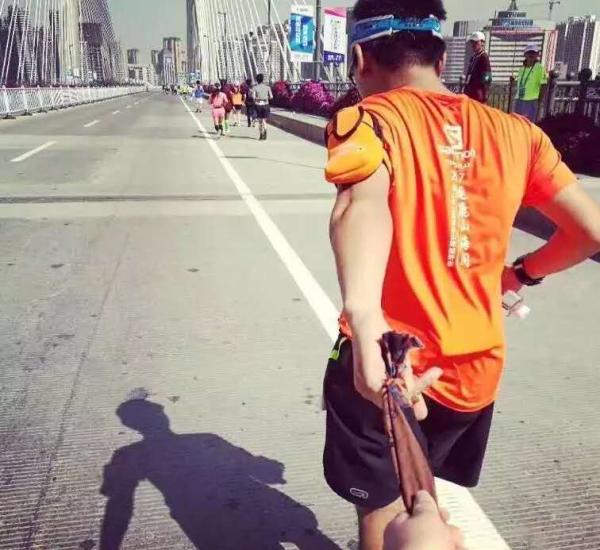 不训练就跑马拉松是种什么体验，这个妹子哭着通过终点