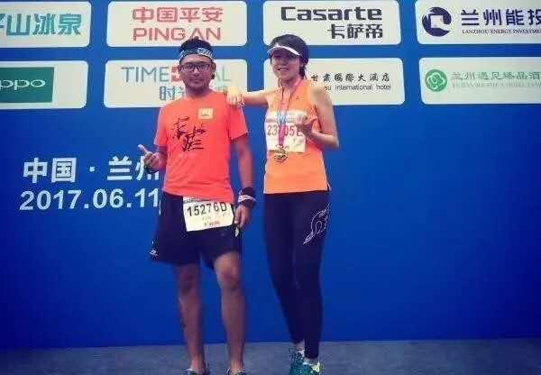 不训练就跑马拉松是种什么体验，这个妹子哭着通过终点