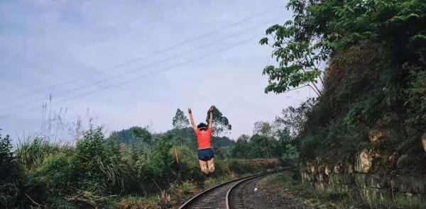 不训练就跑马拉松是种什么体验，这个妹子哭着通过终点