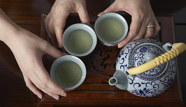 胃病患者喝茶有讲究：最好喝红茶，喝绿茶须注意几点