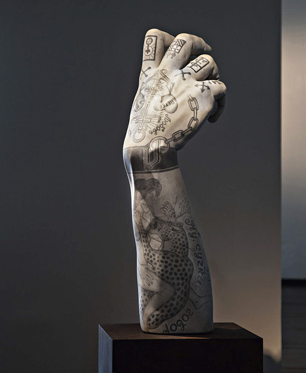 趣看｜给雕塑加上纹身，被黑化的艺术经典