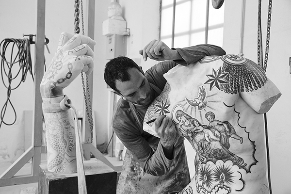 趣看｜给雕塑加上纹身，被黑化的艺术经典