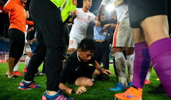 新华社：中超中甲裁判权威不容挑战，7月已开10张罚单