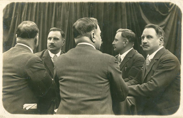 趣看｜5连拍弱爆了，一百年前人们都这么玩