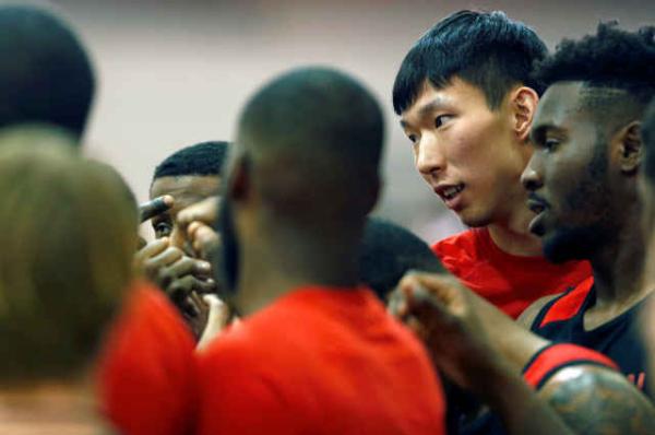 姚明：周琦要多替队友买三明治拎包，我们会做他坚强的后盾