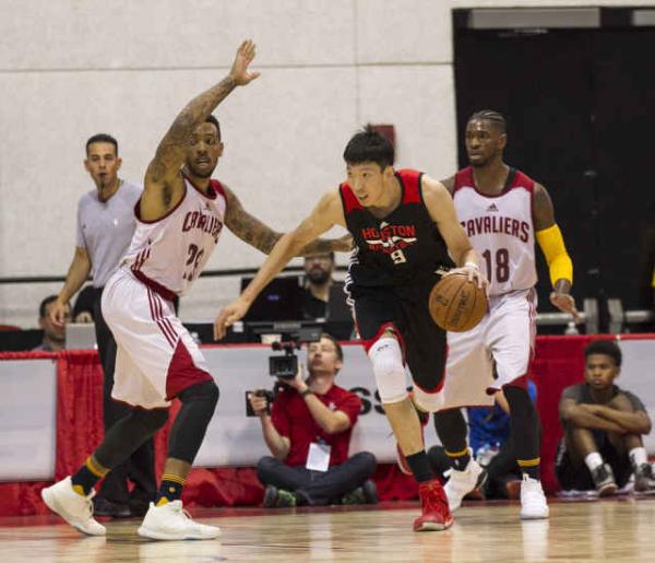 姚明：周琦要多替队友买三明治拎包，我们会做他坚强的后盾