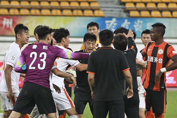 别人都有录像回放技术了，足协刚准备在中超引入底线裁判