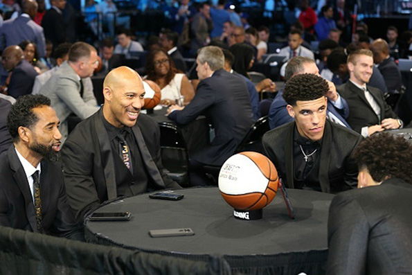 一场NBA没打就成联盟公敌，榜眼父子复制了“卡戴珊家族”