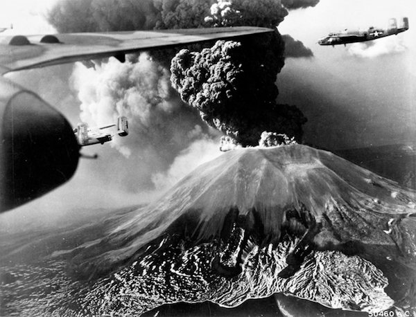 维苏威火山又双叒叕冒烟了，已有居民撤离